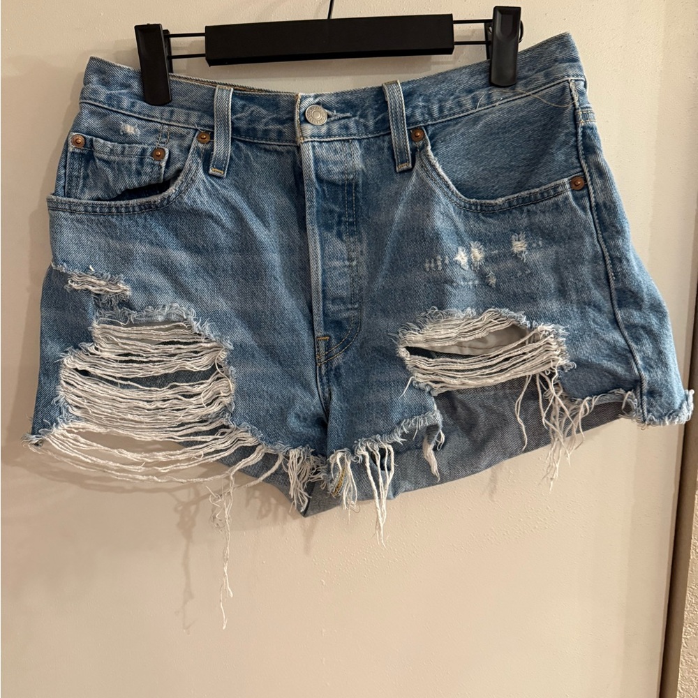 Trendy Levi’s Distressed Light Blue Jean Shorts